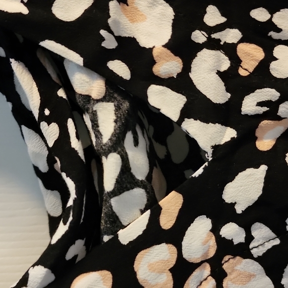 Gorgeous v-neck Intimately's body suit with snaps - Picture 6 of 8